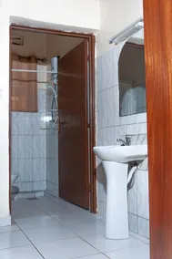 The Orange theory cosy I bedroom apartment  3 min walk to the U.S Embassy - Image 3