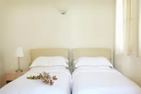 Family villa for four with one bathroom, sea view, communal pool, breakfast - Image 4