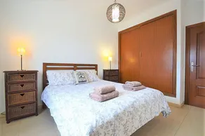 Villa spacieuse et moderne de 3 chambres avec piscine privée et vue sur la montagne près de la ville. - Image 3