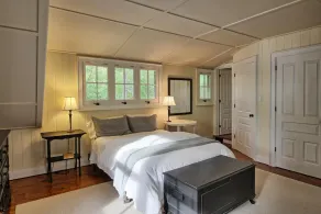 Charming 3 bdrm Cottage + 3 bdrm Guest House on Muldrew Lake! - Image 5