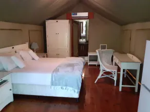 Saloon luxury tent is a 9X4m room, surrounded by vegetation - Image 5