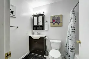 City living W/Hot tub, Pool Table, Movie Theater! - Image 3