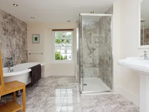 5 bedroom accommodation in Victoria Road - Image 2