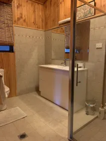 Cabaña de madera rústica en 100 acres en el corazón de las montañas nevadas - Image 4