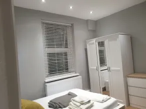 Barnet Luxury Apartment can sleep 4 people just few mins away from Station - Image 5