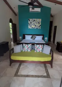 Perfect Location, Walk to Beach, Infinity Pool, Luxury Decor, Fast Free Wifi! - Image 4