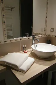 Auténtica casa de pueblo de 150 m² con piscina cerca del centro de la ciudad. - Image 4