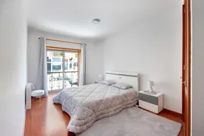 Appartement 'T2 Près de la Plage' avec Terrasse Partagée et Wi-Fi - Image 4