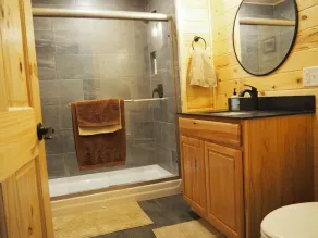 Profitez de l'intimité dans cette cabane récemment construite avec vue spectaculaire sur le lac North Star - Image 3