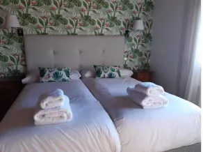 Smukt hus omgivet af enge og egetræer med privat pool og fremragende udsigt over dalen - Image 3