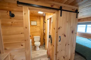Rebecca - Cabin 1 · Lawrence`s Lakeside Cabins | `Rebecca` Charming Studio Cabin - Image 4