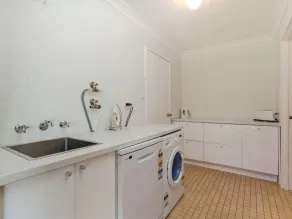 Amazing LOCATION! Only a 2 minute walk to both the beach and heart of town. - Image 2