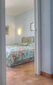Apartment in villa, sea front, sleeps 6 double services - Image 5