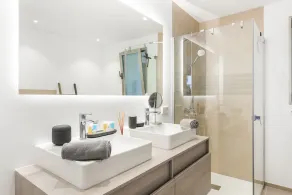 Luxury apartment: air conditioning, swimming pools, heating, gym, fibre optics, garage - Image 5
