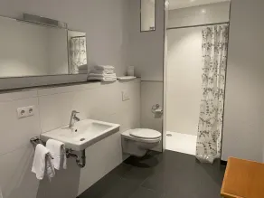 Very spacious 3-room apartment with terrace, garden, parking space - Image 3