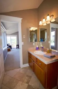 Elegant, airy and bright with vivid views over ship canal, Fremont and beyond. - Image 2
