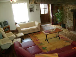 Modernised Farmhouse, Three Bedrooms, Quiet Secluded Garden, Wifi and Pet - Image 4