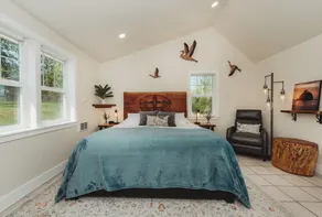 Charming Hilltop Getaway - Valley and Water Views - Image 5