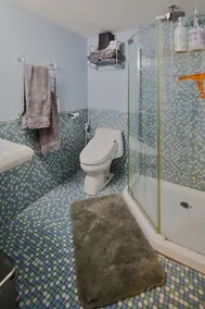 Fantastic Bungalow with Hot tub, Decks, Close to everything, modern and clean - Image 3