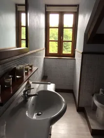 Bellissimo fienile ristrutturato, 16 posti letto, piscina privata riscaldata, vicino alla spiaggia del fiume. - Image 4