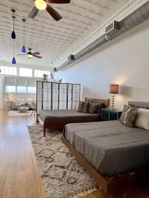 Gorgeous loft in historic building near HPU, restaurants, shops. - Image 2