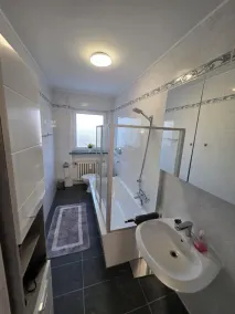 Bright and modern apartment on the ground floor in the center - Image 3
