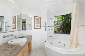 3 Bedroom Apartment in Trinity Beach - Image 2