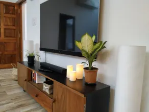 Penthouse moderne 2 chambres avec puits de lumière et terrasse privée ouverte. 7 minutes à pied de la plage de Vagator - Image 4