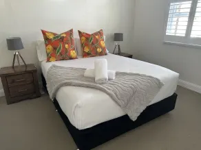 Sleeps 6: King Bed & 2 queen beds, Gladstone Cottage: 5 min walk to town - Image 3