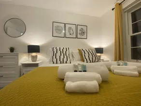A stroll to Ringwood, near to New Forest & South Coast Beaches. Private Parking - Image 5