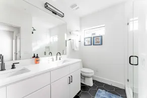 Luxe East Downtown 3BR Condo, Walk to Bars, Restaurants, Shops - Image 3