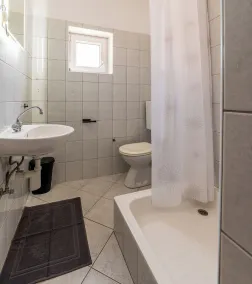 101 room with sea view, balcony & hot tub access - Image 4