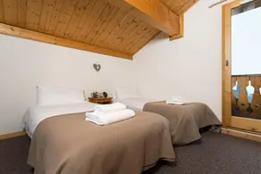 Chalet, wifi, pied des pistes de ski, terrasse, balcon, cheminée ou poêle à bois, parking - Image 2