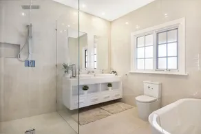 Mesmerising Holiday House with lake views! - Image 3