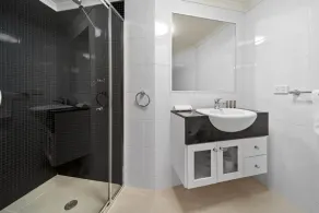 Inner-City 2-Bed with Parking, Pool, Gym & BBQ - Image 5