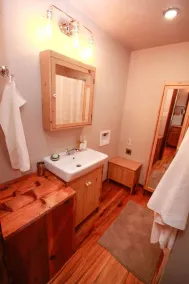 Little Reata at Lake Cabin Escapes w/ private Hot Tub & Fire Pit, Perfect Romantic Couples Getaway - Image 3