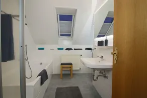 Quiet and central location for 1-4 people - Image 2