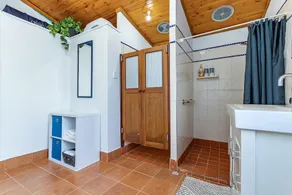 100 Year Old Cottage walking distance from Shops and Cafes. - Image 3