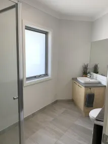 Bobby's è una nuova grande casa di famiglia con facciata d'acqua. - Image 5