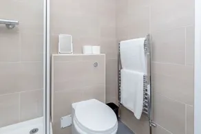 (3) Familles bienvenues, Parking gratuit, Wi-Fi gratuit, appartement moderne et commerces à proximité! - Image 2