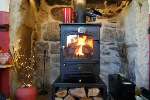 Traditional 2 Bedroom Cottage in Eyam Hope Valley - Image 2