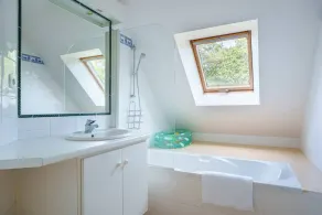 Spacieuse Villa à Crac'h : 4 Ch. pour 8 Pers., Beau Jardin, Proche Plages et WiFi - Image 4