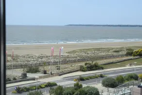 At the foot of the beach, luxury apartment, spacious 5 ° and top floor, sea view - Image 5
