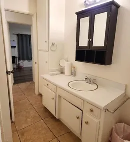 SALE! Centrally Located, Super Clean, 4x Queen Bed - Image 4