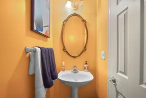 Luxurious 4 Bedroom Townhome Close to DC Metro Area - Image 3