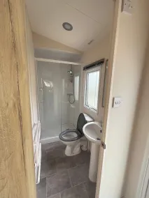 Caravan Sleeps 5 - Decking Parking Pet Friendly - Image 3