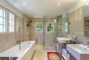 Luxurious villa with a large swimming pool villa - Image 2