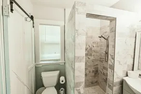 Pineapple Upper Deck Guesthouse Near Beaches/Shopping/Dining, Ballparks&Downtwn! - Image 4