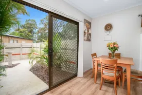 Country accommodation handy to town. Stunning rural views overlooking pool. - Image 2