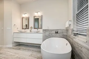 Contemporary, Downtown location, Pool, Spa & Sauna, very close to Beaches - Image 3